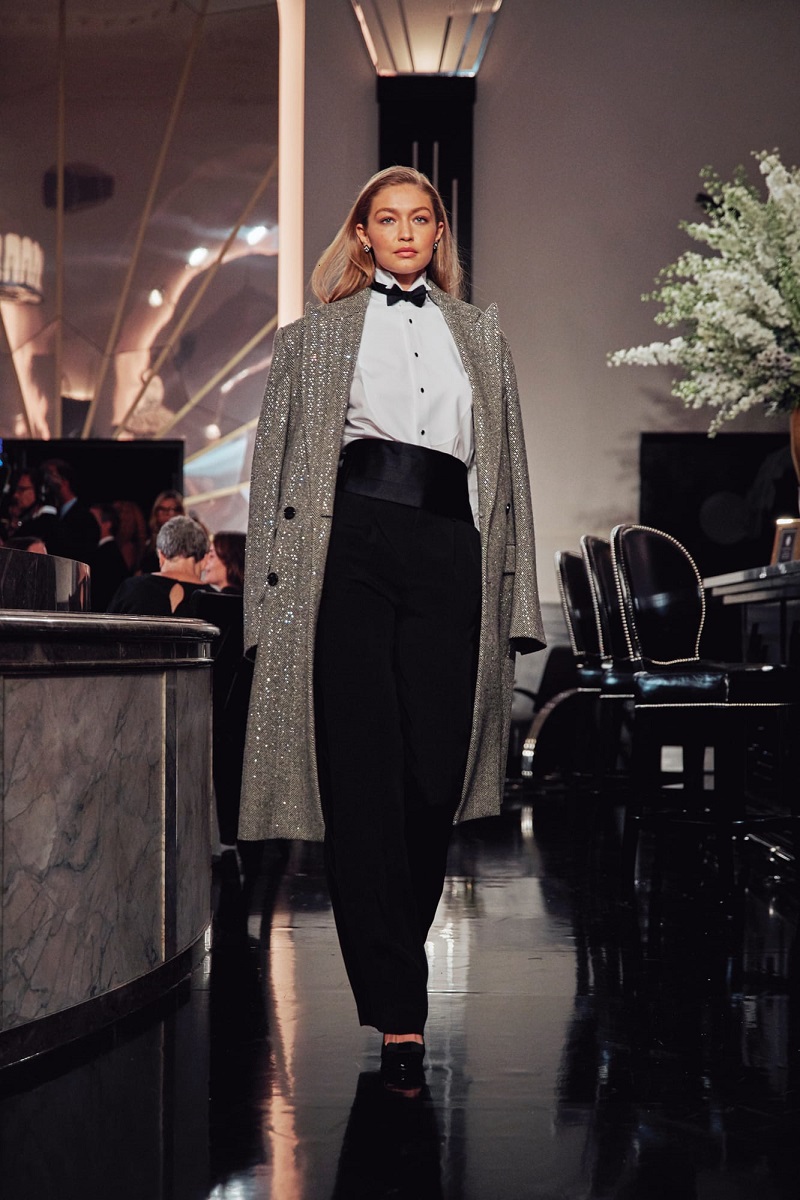 Bộ tuxedo cổ điện được kết hợp với áo khoác dài đính sequin được nhà thiết kế lựa chọn để mở màn cho buổi trình diễn đầy ấn tượng